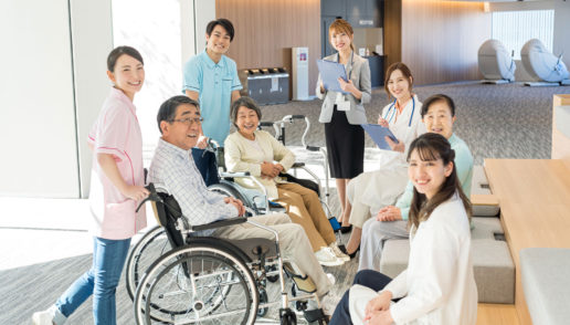 介護施設でのレクリエーション。車椅子の入居者と職員が交流している様子